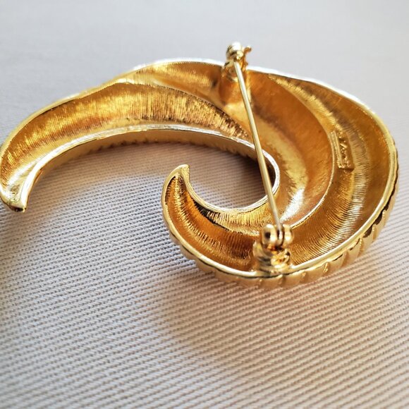 Vintage Monet Modernist Overlay Swirl Gold Tone Brooch - Picture 9 of 10